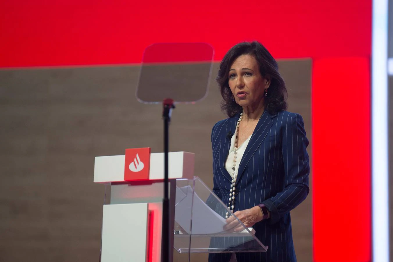 La junta del Banco Santander reúne este viernes a cerca de 2.500 accionistas ejecutivos y empleados de la entidad en el Palacio de Exposiciones de Santander. La junta ha comenzado a las 9.30 horas, presidida por Ana Botín.