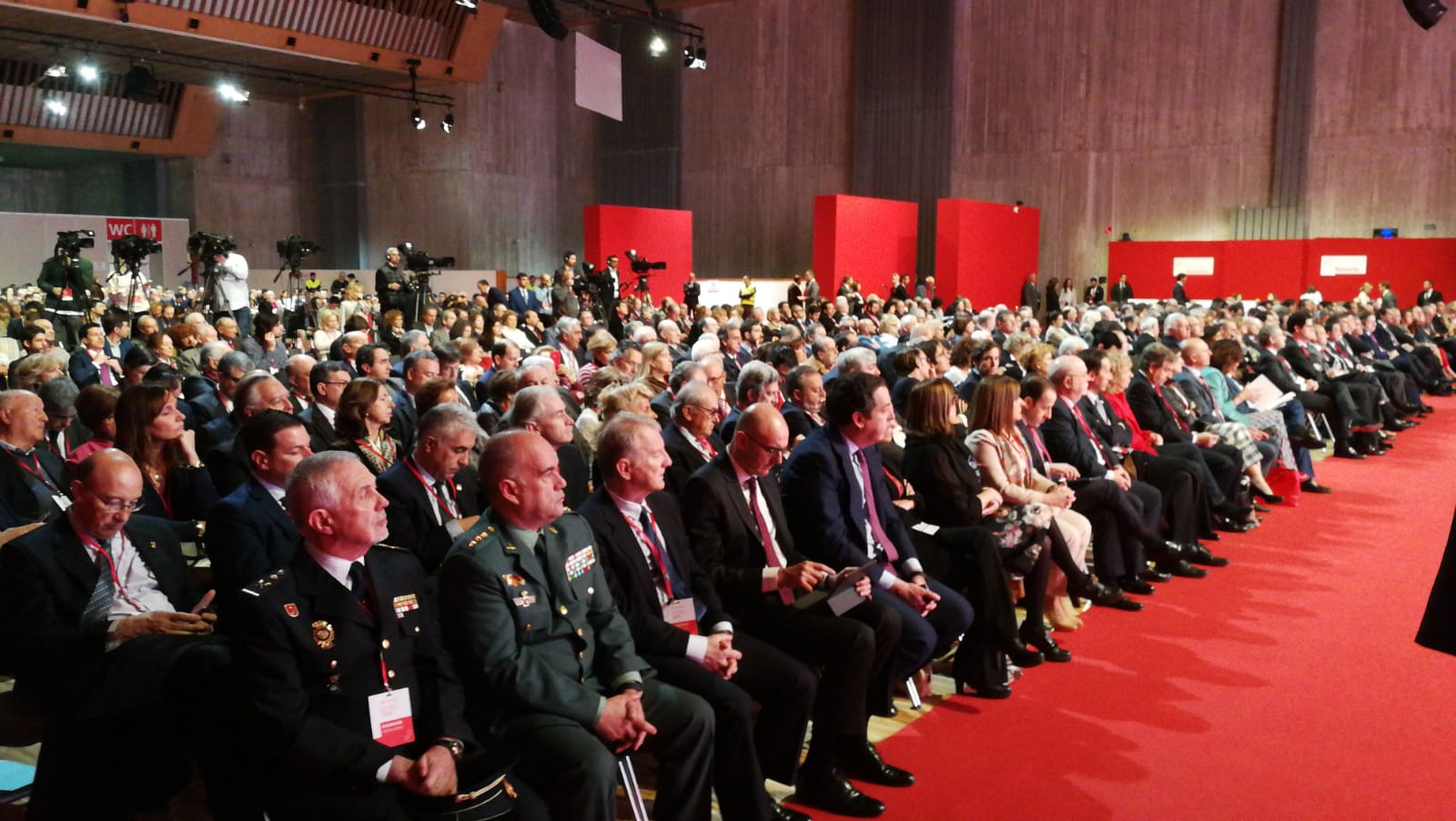 La junta del Banco Santander reúne este viernes a cerca de 2.500 accionistas ejecutivos y empleados de la entidad en el Palacio de Exposiciones de Santander. La junta ha comenzado a las 9.30 horas, presidida por Ana Botín.