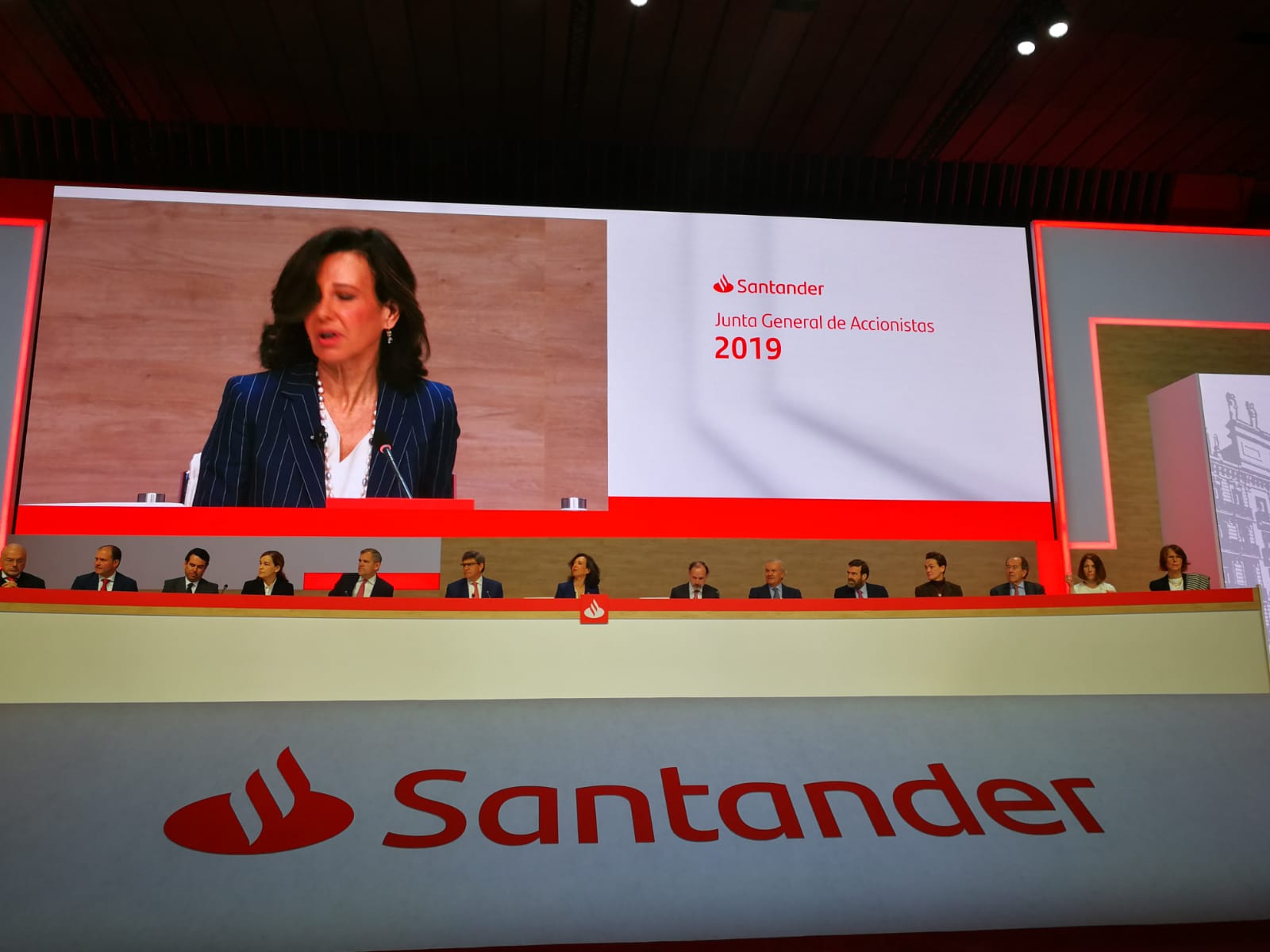 La junta del Banco Santander reúne este viernes a cerca de 2.500 accionistas ejecutivos y empleados de la entidad en el Palacio de Exposiciones de Santander. La junta ha comenzado a las 9.30 horas, presidida por Ana Botín.