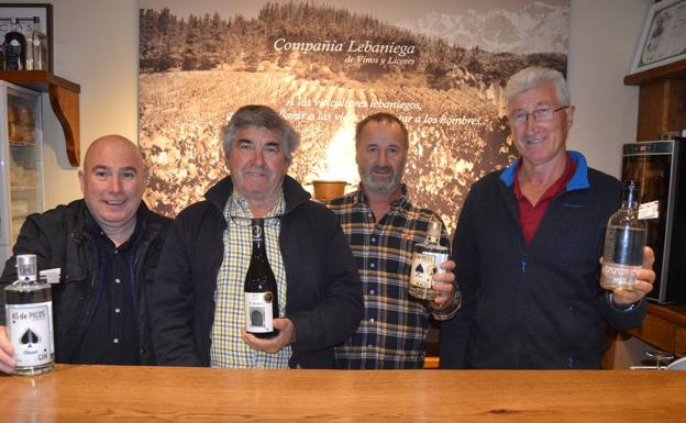 Javier Blanco, Jaime Parra, José Francisco 'Miche' Fuente y José Antonio Parra, los cuatro socios que están al frente de la gestión de la Compañía Lebaniega de Vinos y Licores.