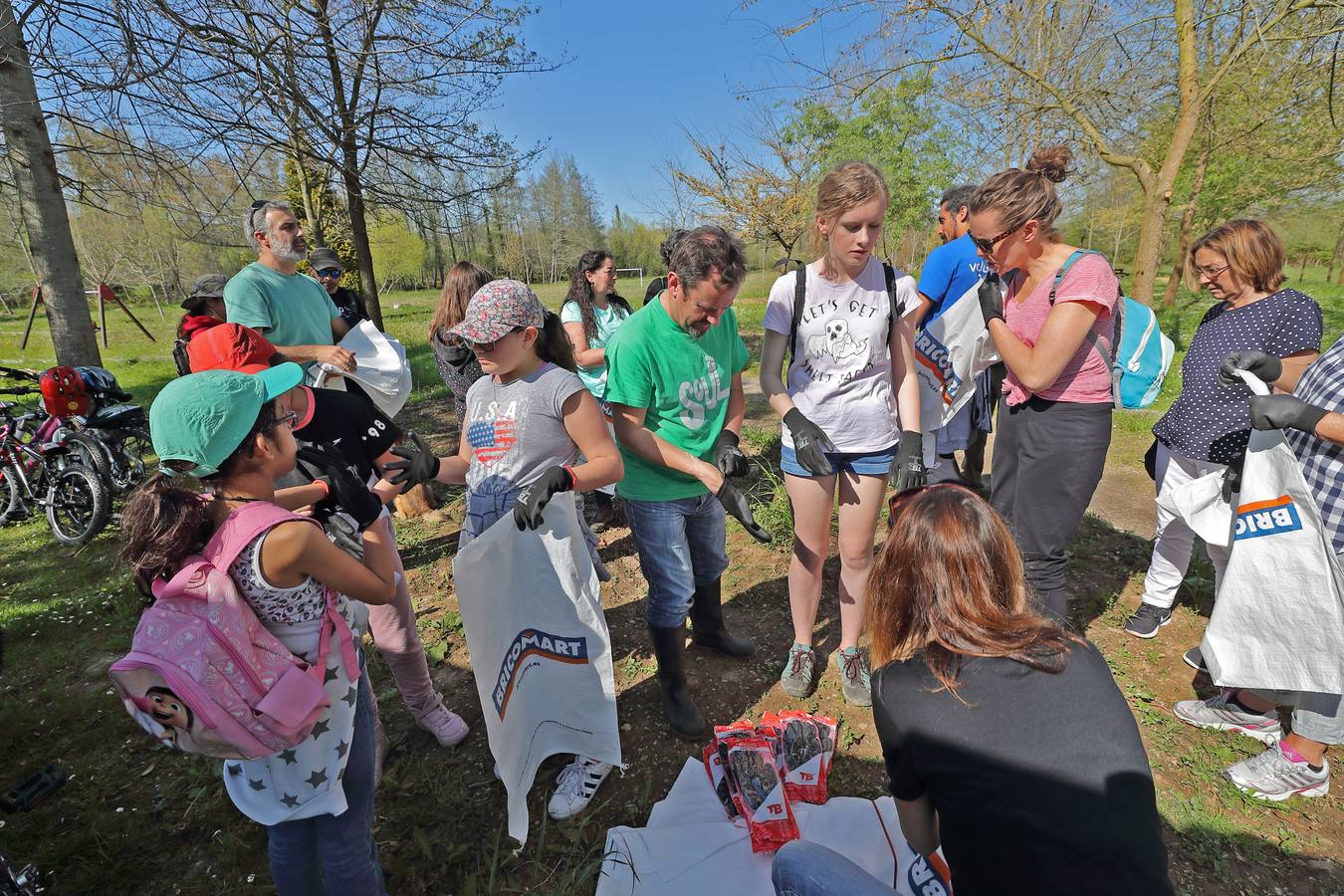 Fotos: Los voluntarios limpian los restos que dejaron las ríadas en Cabezón