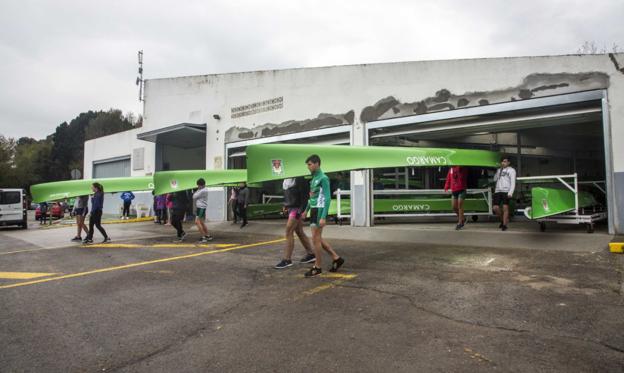 Los remeros sacan el material por las nuevas puertas mecánicas de la instalación.