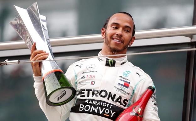 Lewis Hamilton celebra su victoria en Shanghái. 