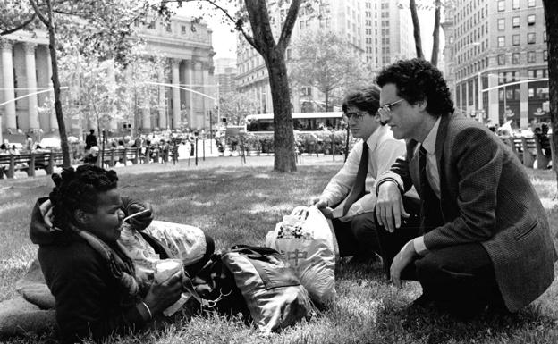 Imagen principal - Arriba, el psiquiatra Luis Rojas Marcos desempeñó su labor en la ciudad de Nueva York. Abajo, un joven Valentín Fuster, en primer término, durante sus trabajos de laboratorio. Y el retrato de Aquiles García Tuero, productor y gestor cultural. Un ejemplo del material inédito que realizó el fotógrafo durante su estancia en EE UU.