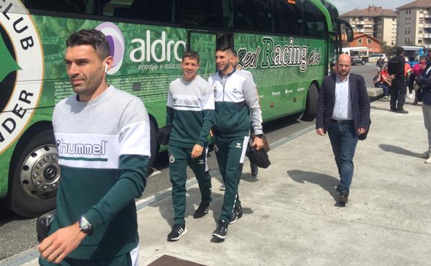 Barral, en primer término, junto a dos compañeros, llegan al Malecón.