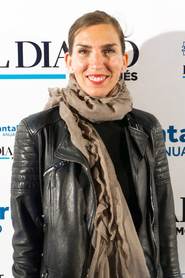 Carolina Isaacs. Santander. Coach. Chaqueta de cuero y foulard en tono crudo.