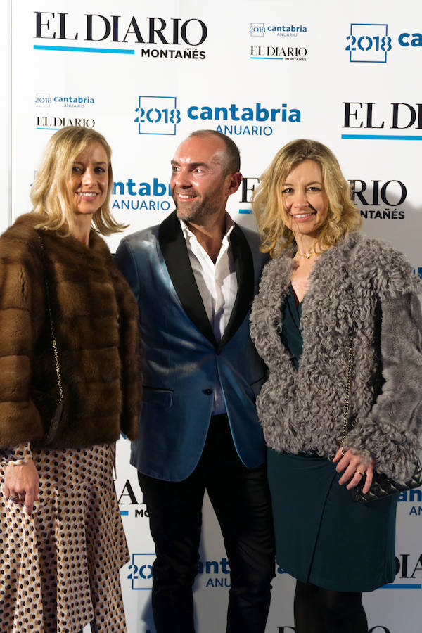 José Luis Callejo posa con las hermanas Martínez.