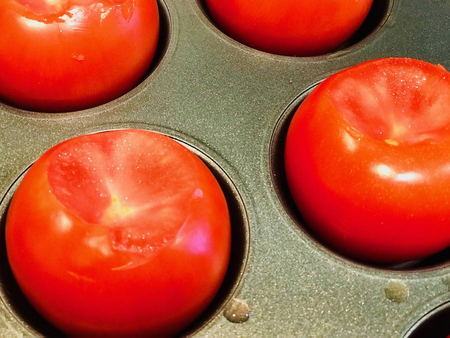 1-Lavar los tomates, secar y cortar la parte de arriba. Poner en una bandeja de horno.