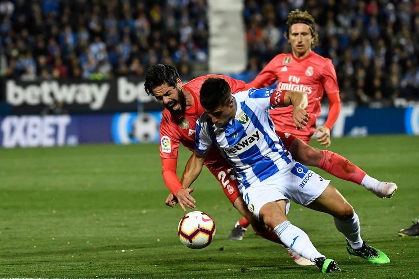 Butarque vivió una noche de emociones con la visita del Real Madrid, que jugó su primer partido de esta Liga en lunes.