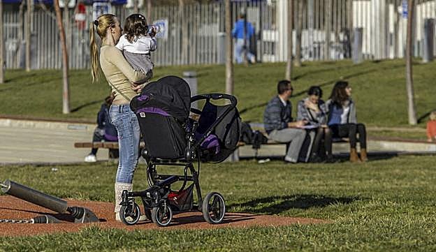  Crisis de la fecundidad. El número medio de hijos por mujer está en 1,1, muy por debajo del umbral de 2,1 considerado como necesario para posibilitar el reemplazo generacional. :: dm