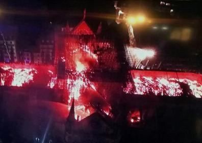Imagen secundaria 1 - El fuego consume Notre Dame