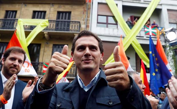 Albert Rivera ofreció ayer un mitin en Rentería (Guipúzcoa), acompañado por la europarlamentaria Maite Pagazaurtundua y el filósofo Fernando Savater, entre otros.