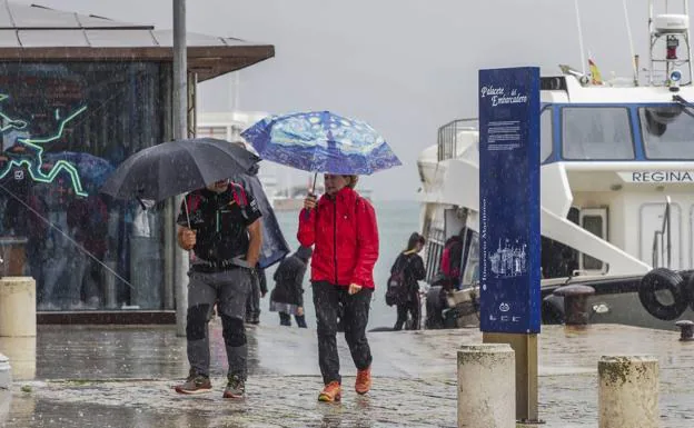 Peatones bajo la tormenta de esta tarde en Santander