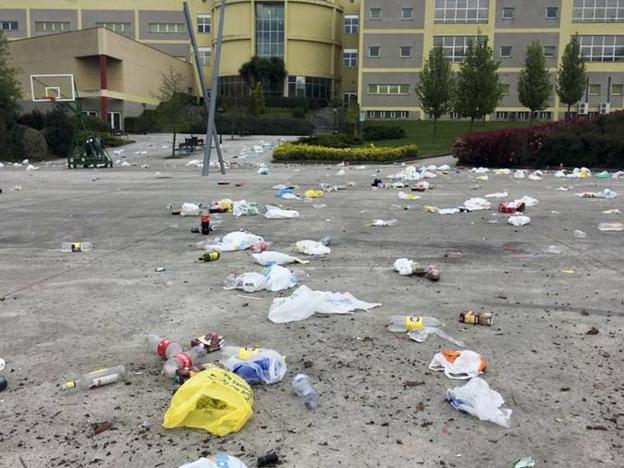  Restos del botellón, ayer, en la plaza del campus universitario.