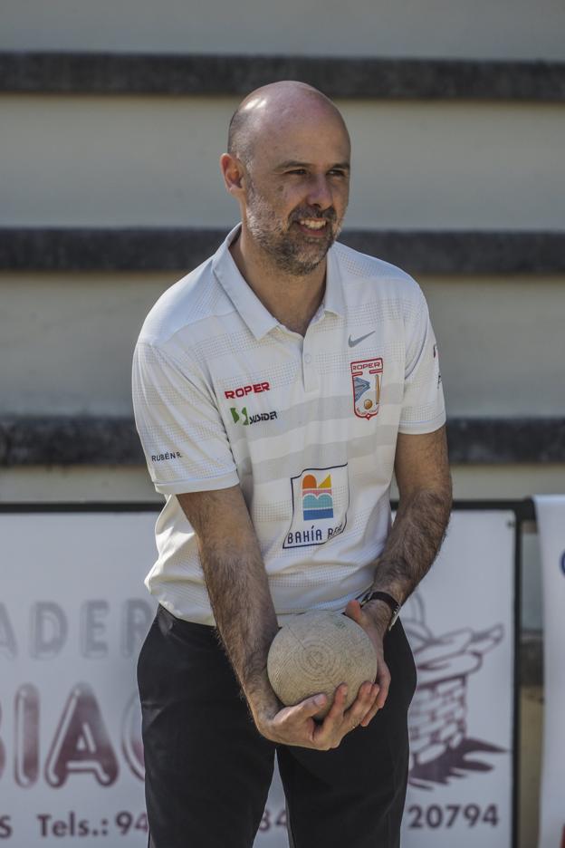 Rubén Rodríguez se dispone a lanzar una bola desde el tiro. :: sane