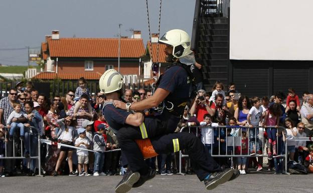 Exhibición en el parque de bomberos de Santander.