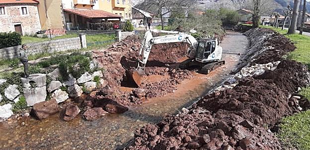 Un operario trabaja en la construcción de una escollera en Barros. :: cavia