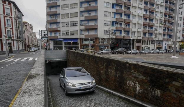 Un vehículo sale del aparcamiento subterráneo de la plaza de La Llama.