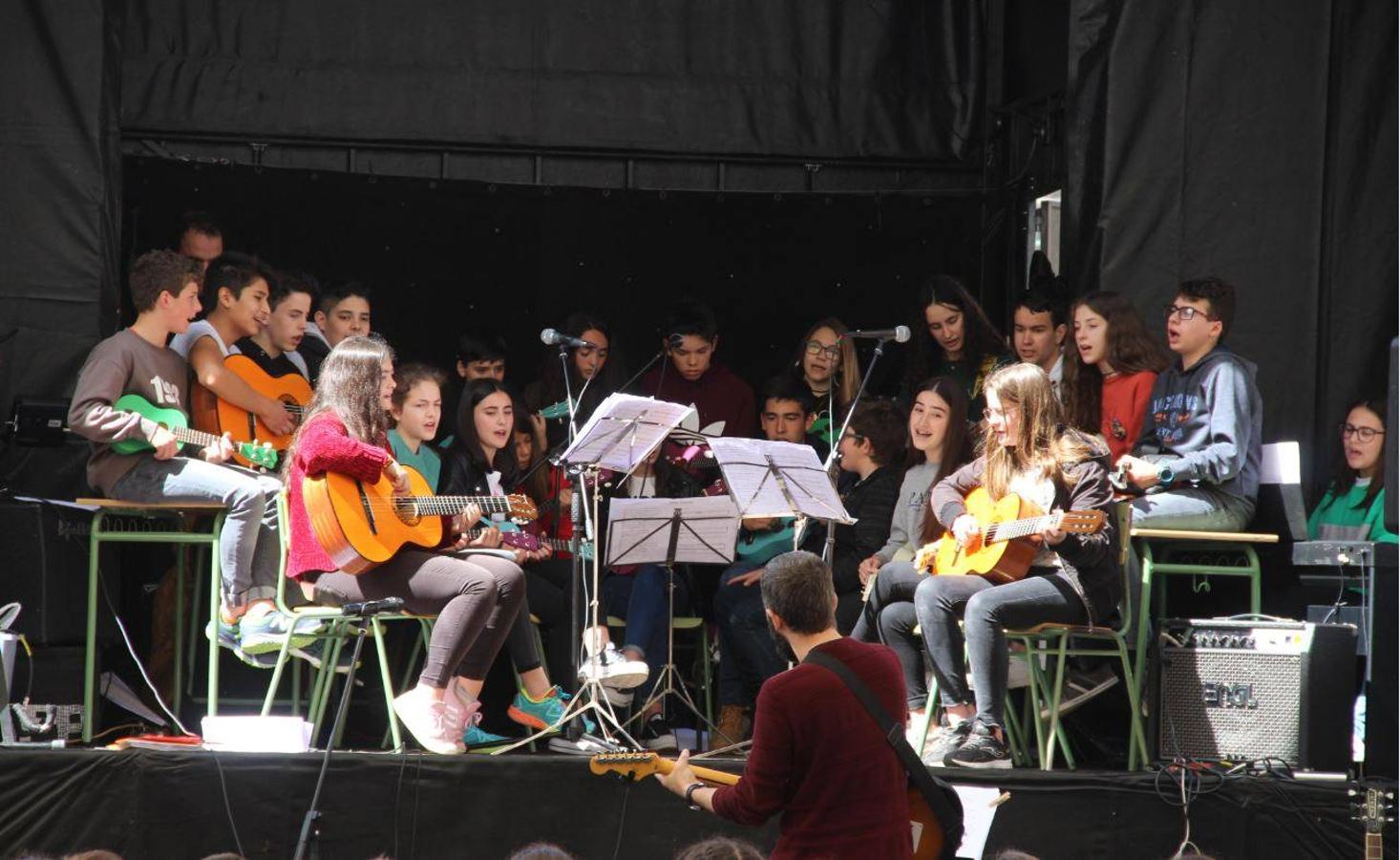 Doce horas de música en vivo y en directo se vivieron ayer en el interior de una carpa en el recinto ferial de La Serna, en Potes.