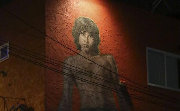 Un mural en memoria del mítico cantante de The Doors, Jim Morrison, decora la pared de un edificio durante la celebración del Día The Doors en Venice, California 