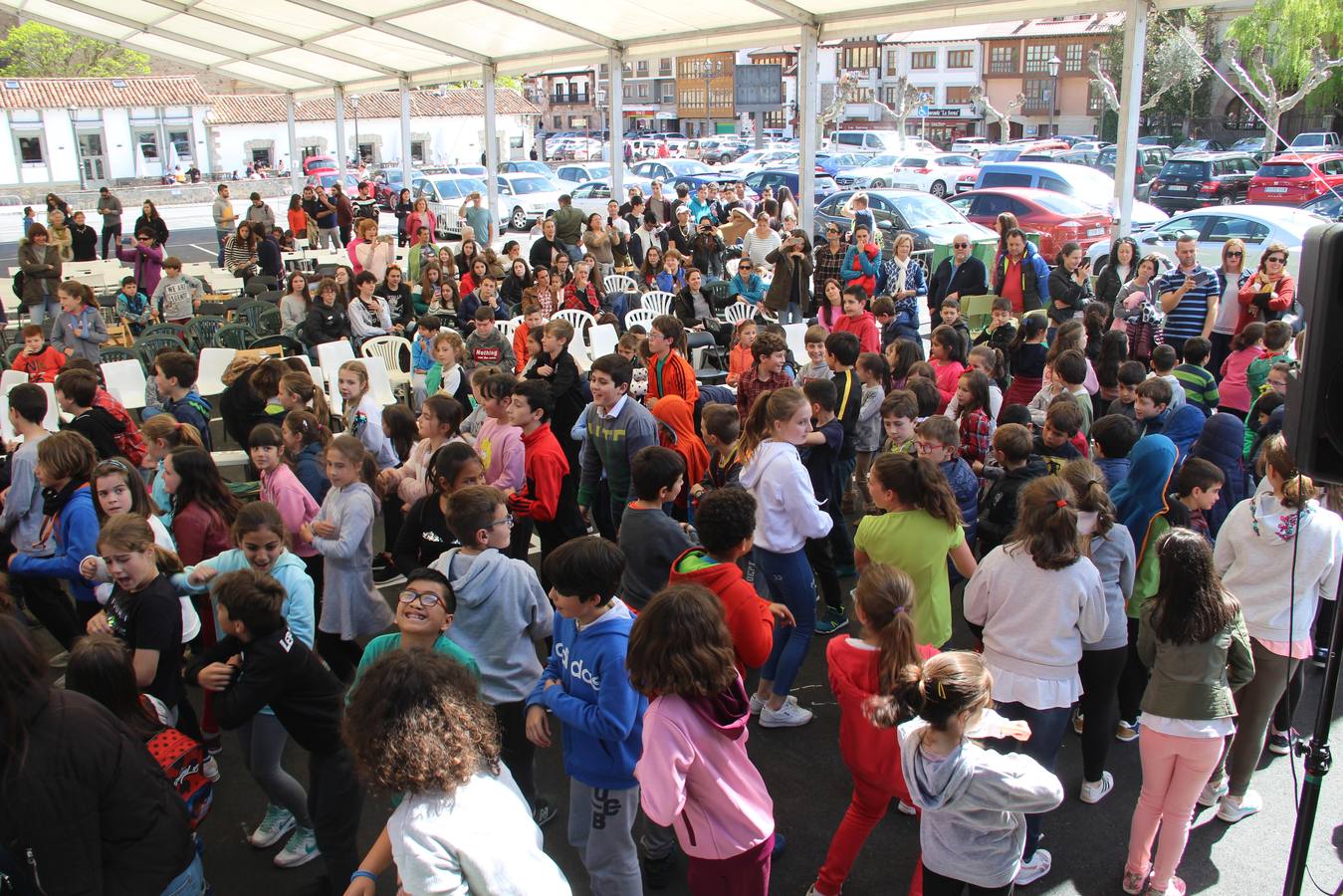 Doce horas de música en vivo y en directo se vivieron ayer en el interior de una carpa en el recinto ferial de La Serna, en Potes.