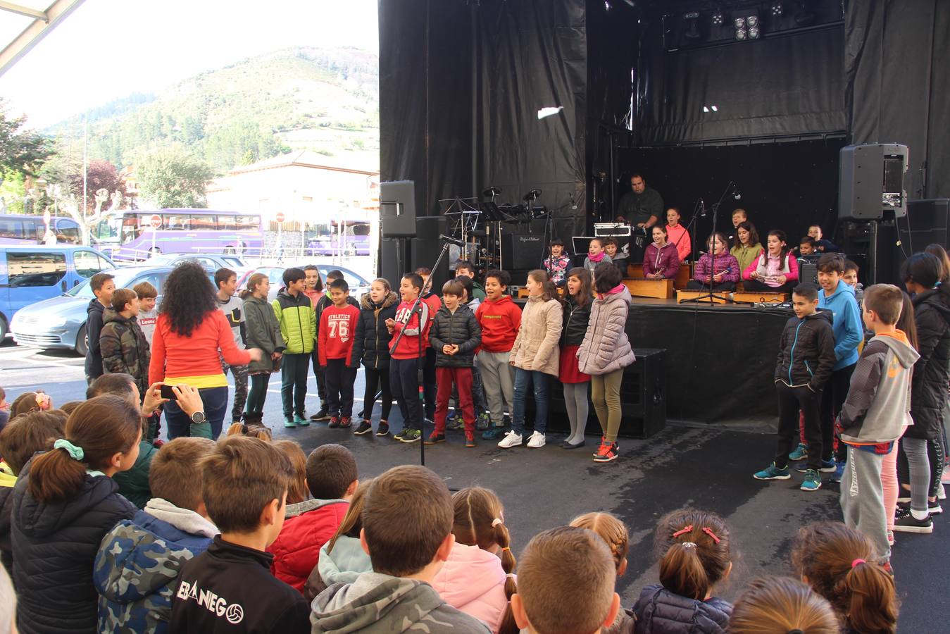 Doce horas de música en vivo y en directo se vivieron ayer en el interior de una carpa en el recinto ferial de La Serna, en Potes.