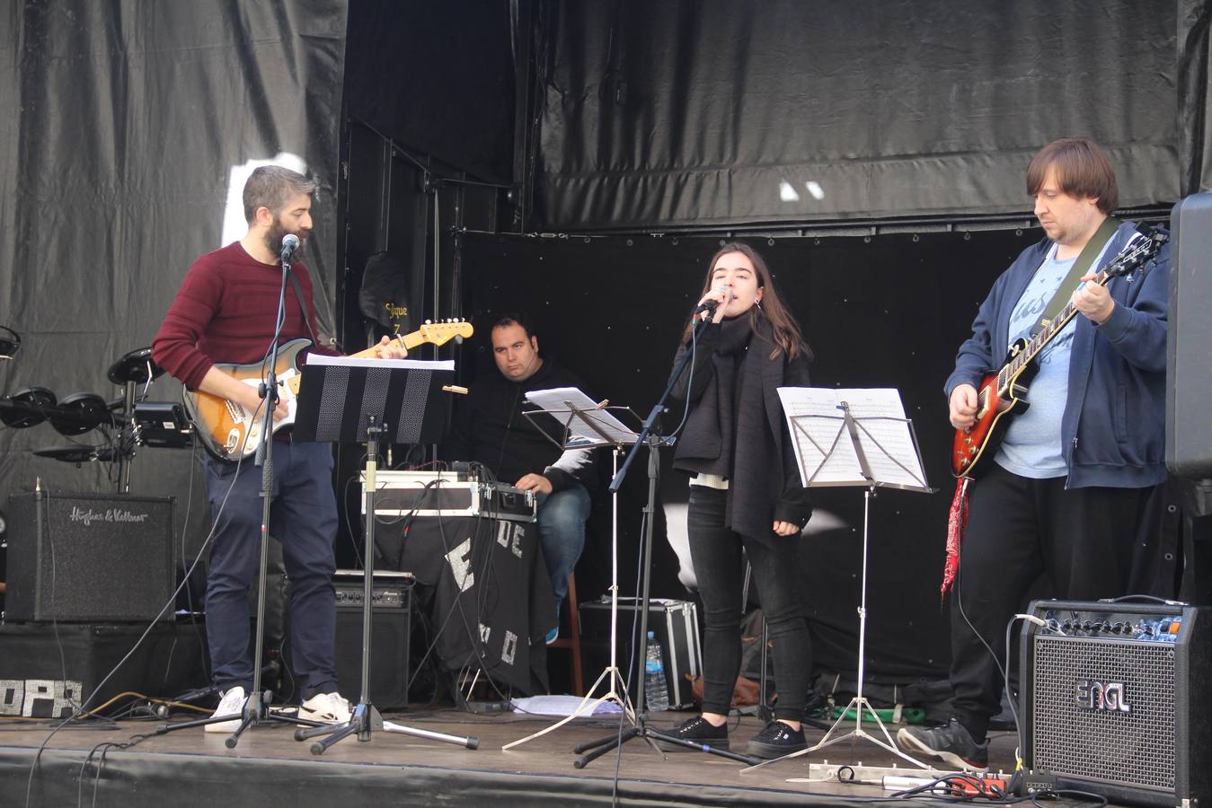 Doce horas de música en vivo y en directo se vivieron ayer en el interior de una carpa en el recinto ferial de La Serna, en Potes.