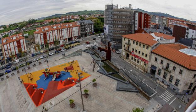 El parque infantil ha sido instalado en la zona sureste de la plaza, la opuesta a la que ocupa la pista deportiva cubierta. :: luis palomeque