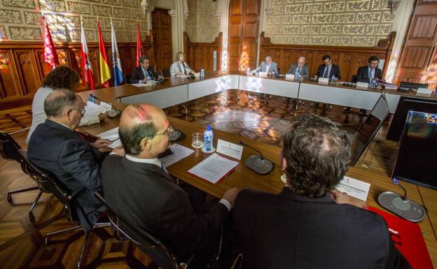 Imagen de archivo de una reunión del patronato de la Fundación Comillas.