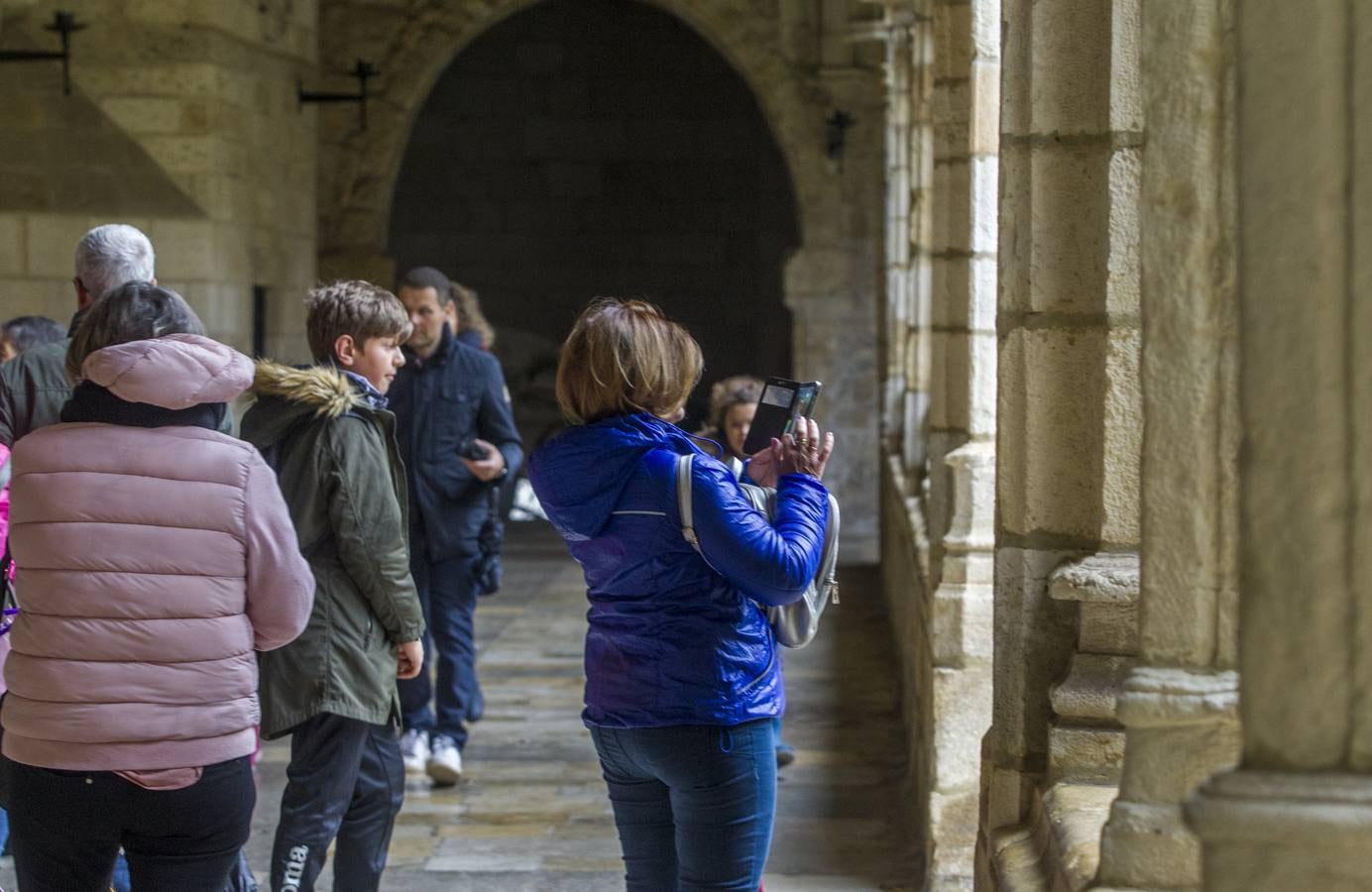 Imágenes de turistas paseando por Santander este lluvioso Jueves Santo