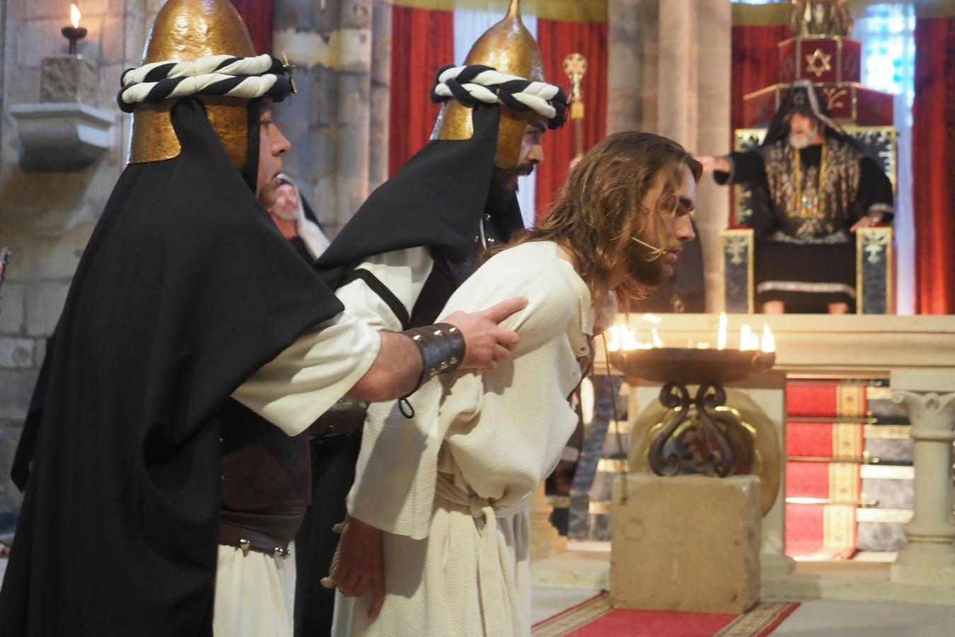Jesús, es juzgado en el palacio de Poncio Pilatos.
