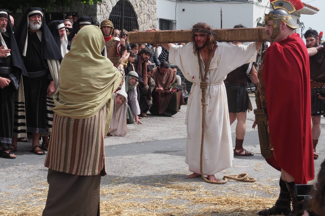 Algunas mujeres se apiadan de Jesucristo en su camino.