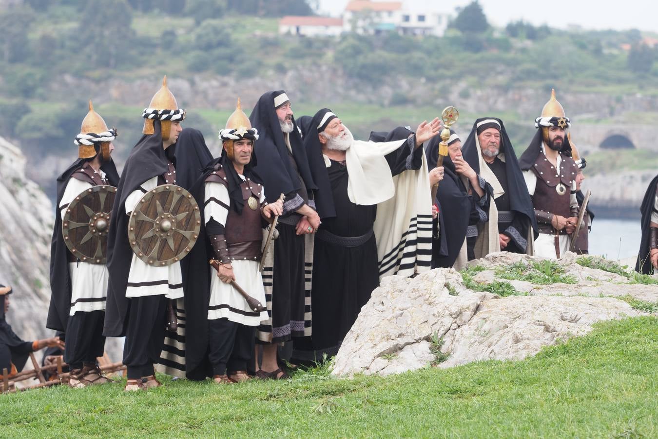 Los sacerdotes le preguntan a Jesús por qué no se baja de la cruz si es hijo de Dios. 