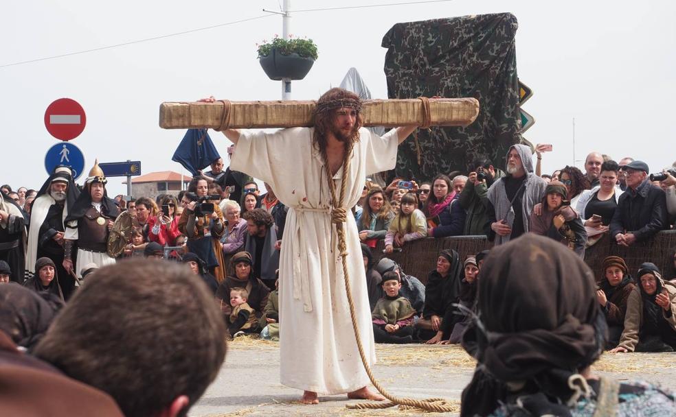 Representación de Jesús, camino del Gólgota, con el palo horizontal de su cruz (patibulum) a cuestas y la corona de espinas en su cabeza.