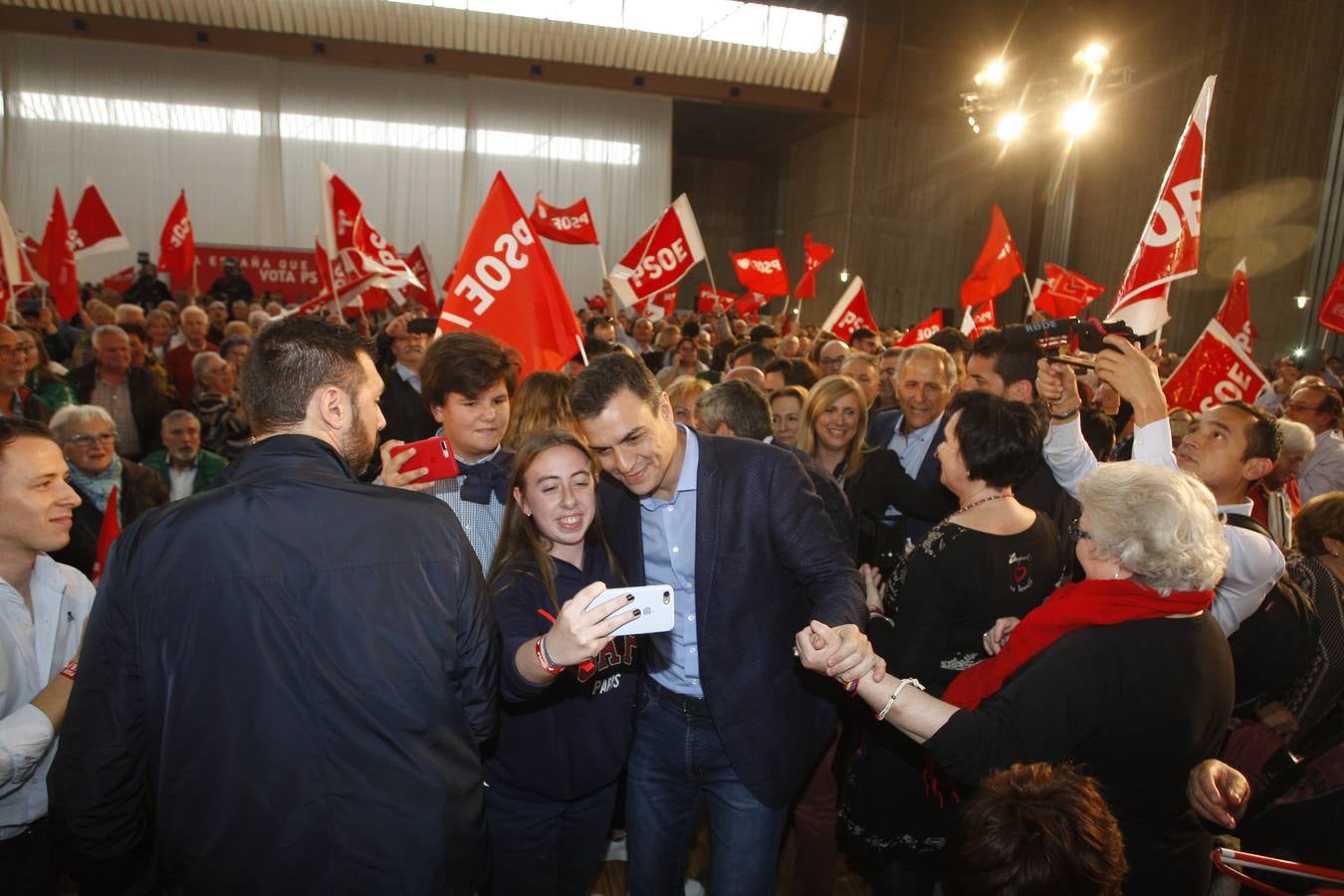 Fotos: Pedro Sánchez hace campaña en Cantabria