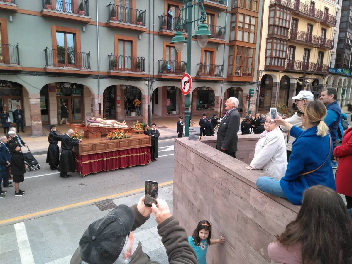 Fotos: Miles de personas asisten a la procesión de Viernes Santo en Torrelavega, recuperada tras 52 años sin sacramentos