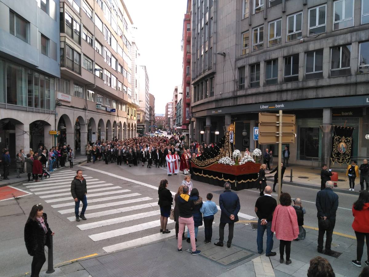 Fotos: Miles de personas asisten a la procesión de Viernes Santo en Torrelavega, recuperada tras 52 años sin sacramentos