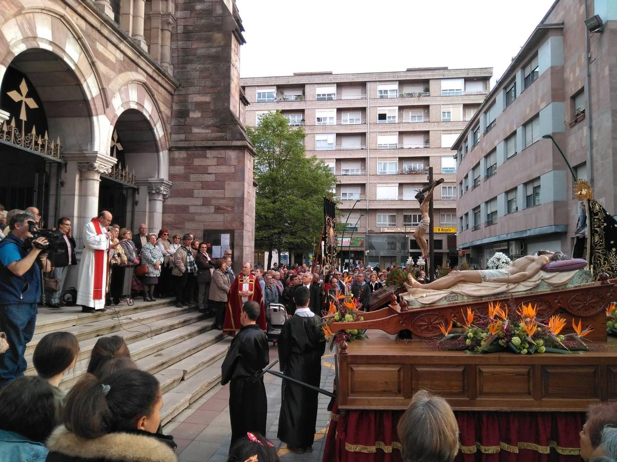 Fotos: Miles de personas asisten a la procesión de Viernes Santo en Torrelavega, recuperada tras 52 años sin sacramentos