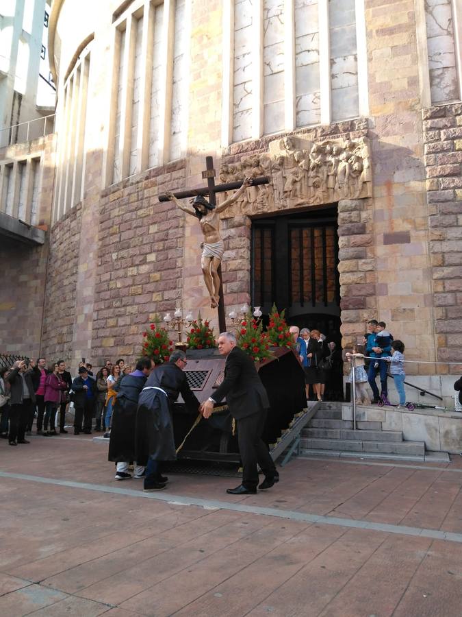 Fotos: Miles de personas asisten a la procesión de Viernes Santo en Torrelavega, recuperada tras 52 años sin sacramentos
