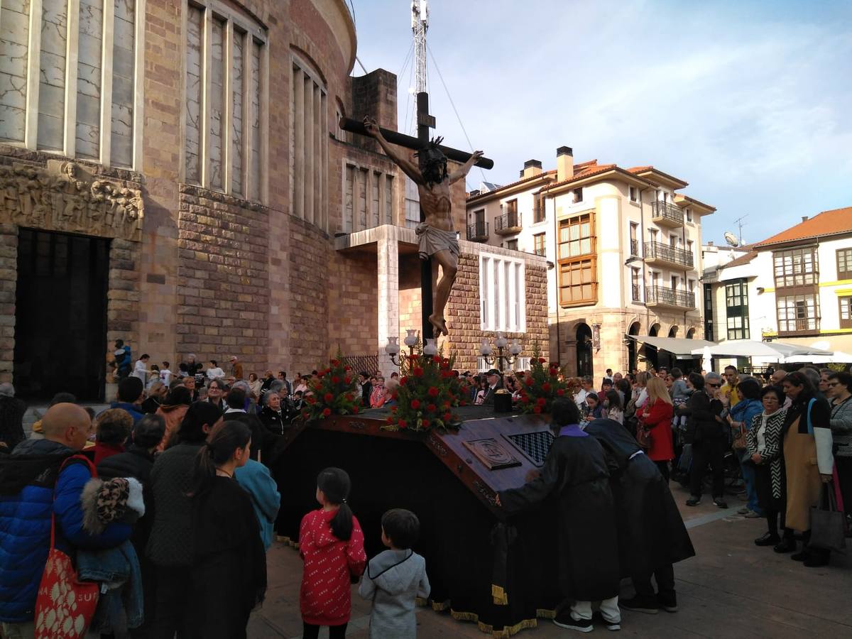 Fotos: Miles de personas asisten a la procesión de Viernes Santo en Torrelavega, recuperada tras 52 años sin sacramentos