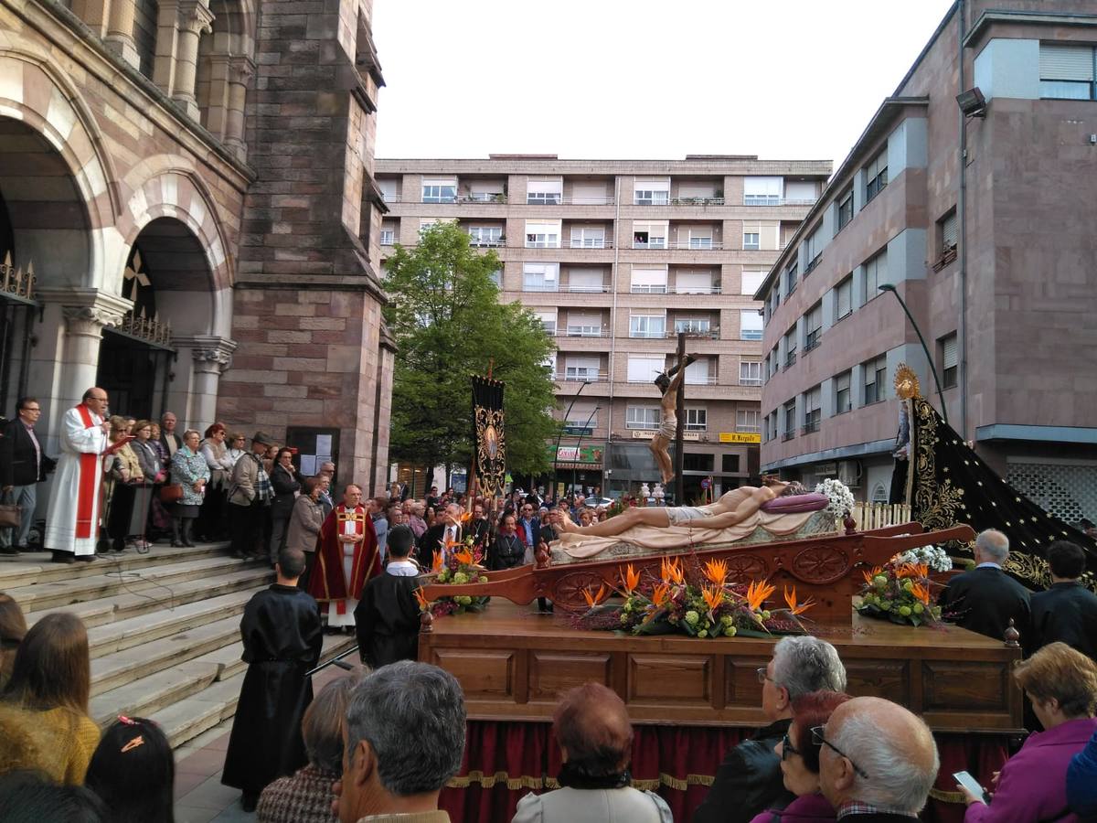Fotos: Miles de personas asisten a la procesión de Viernes Santo en Torrelavega, recuperada tras 52 años sin sacramentos