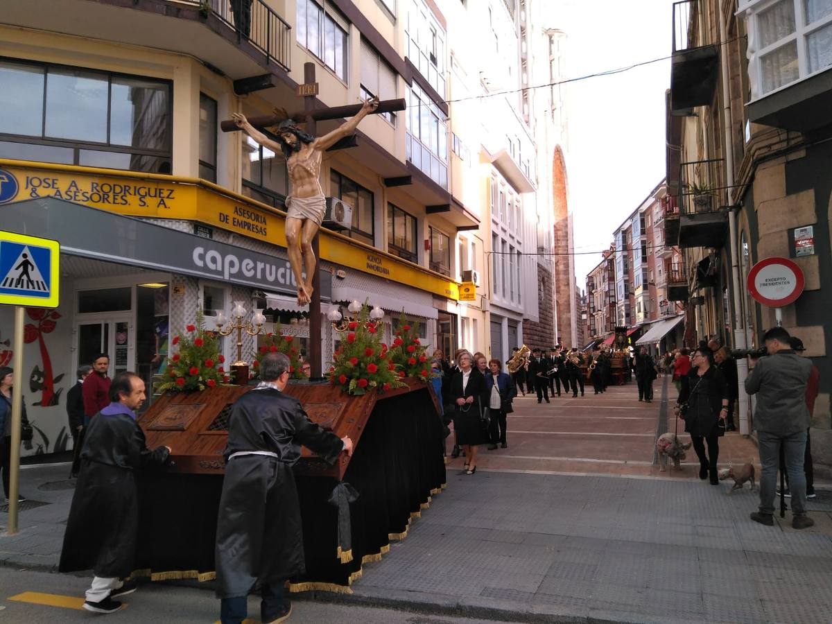 Fotos: Miles de personas asisten a la procesión de Viernes Santo en Torrelavega, recuperada tras 52 años sin sacramentos