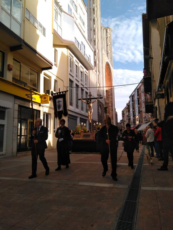 Fotos: Miles de personas asisten a la procesión de Viernes Santo en Torrelavega, recuperada tras 52 años sin sacramentos