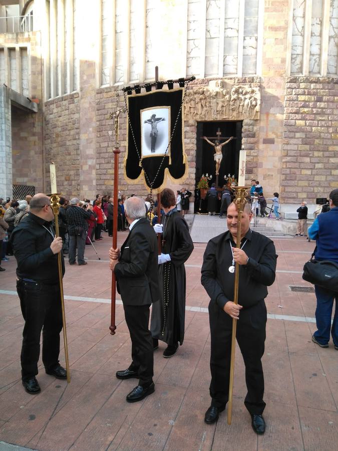 Fotos: Miles de personas asisten a la procesión de Viernes Santo en Torrelavega, recuperada tras 52 años sin sacramentos