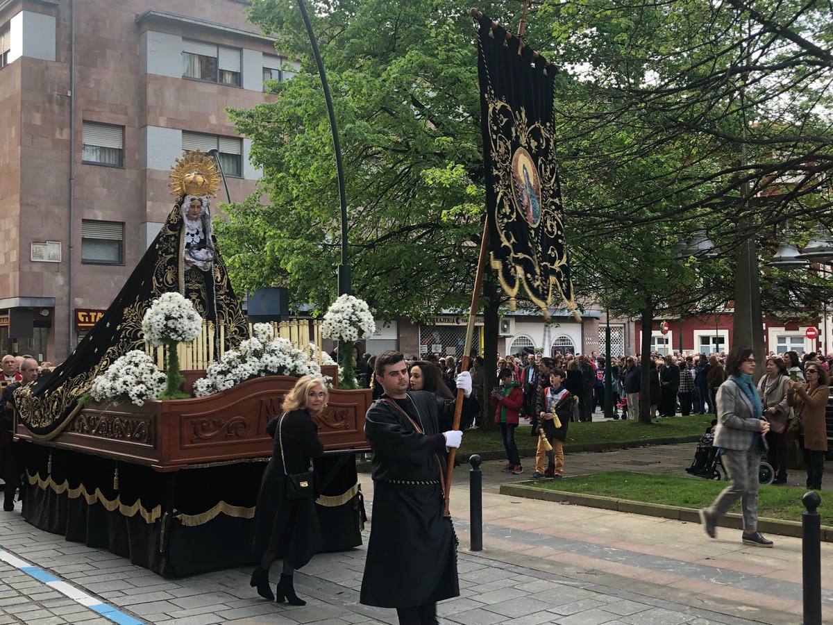 Fotos: Miles de personas asisten a la procesión de Viernes Santo en Torrelavega, recuperada tras 52 años sin sacramentos