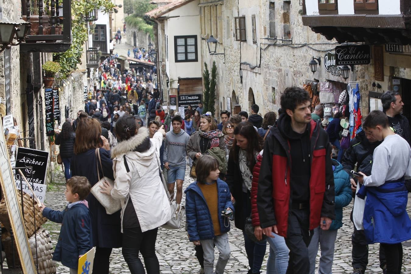 Miles de turistas abarrotan la villa de Santillana del Mar este Viernes Santo