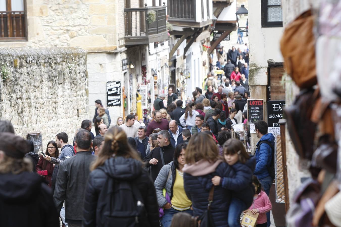 Miles de turistas abarrotan la villa de Santillana del Mar este Viernes Santo