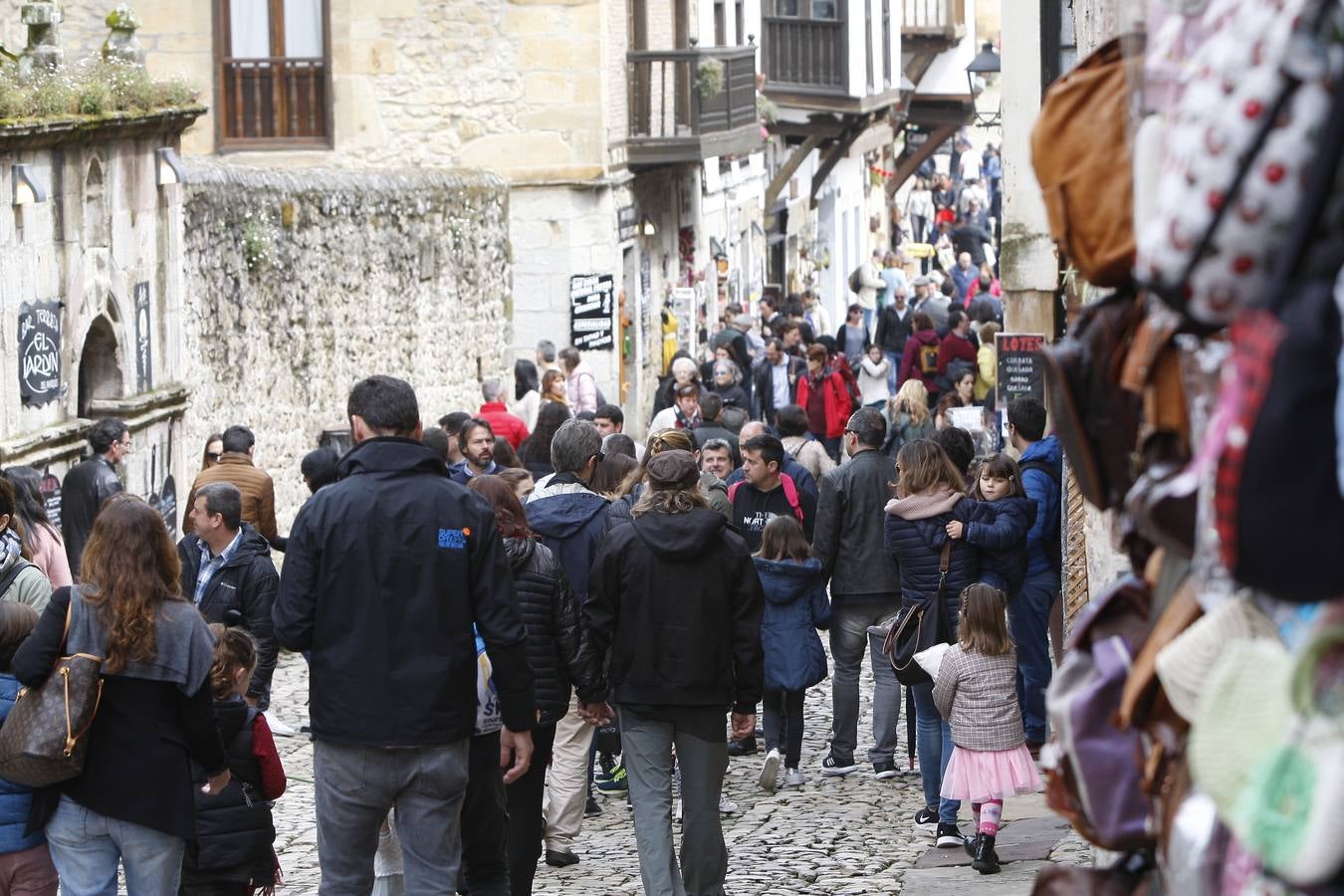 Miles de turistas abarrotan la villa de Santillana del Mar este Viernes Santo