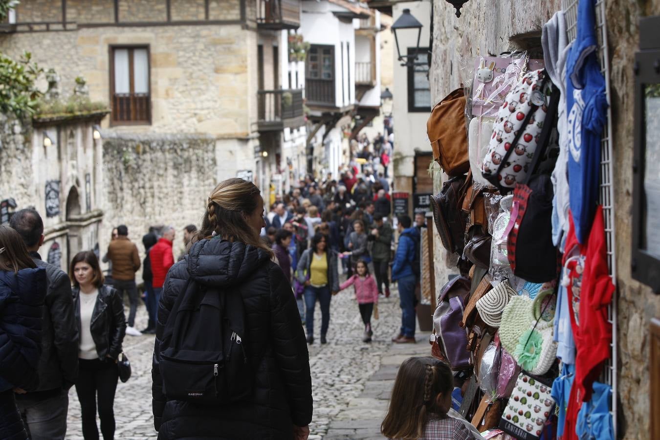 Miles de turistas abarrotan la villa de Santillana del Mar este Viernes Santo