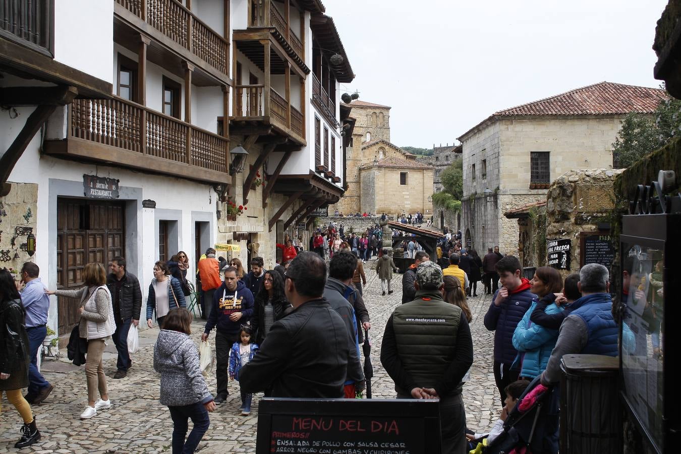 Miles de turistas abarrotan la villa de Santillana del Mar este Viernes Santo